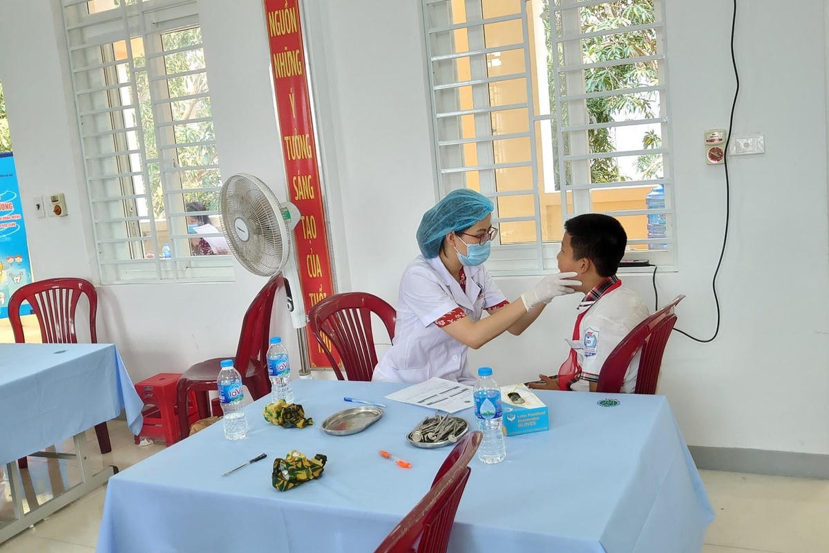 Bệnh viện Răng Hàm Mặt trung ương chăm sóc răng miệng trẻ em tiểu học. Ảnh: BVCC.