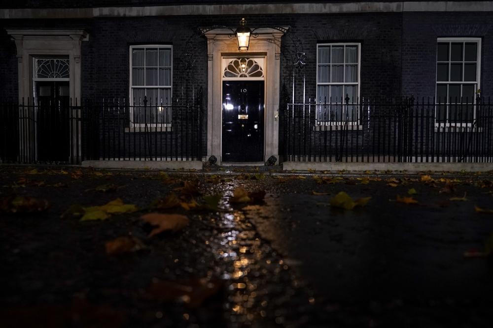Nhà số 10 phố Downing ở Westminster, London, nơi làm việc của Thủ tướng Anh. Ảnh: AP.