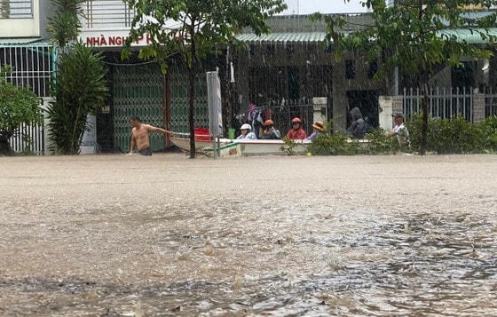 TP Quy Nhơn, Bình Định: Mưa lớn gây ngập sâu, nhiều người dân 'mắc kẹt'