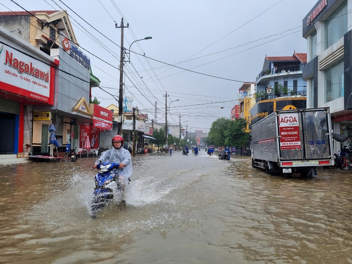 Do ảnh hưởng của không khí lạnh kết hợp với bão số 5 nên từ sáng 15/10, một số nơi ở Quảng Bình lượng mưa lớn khiến giao thông bị chia cắt.
