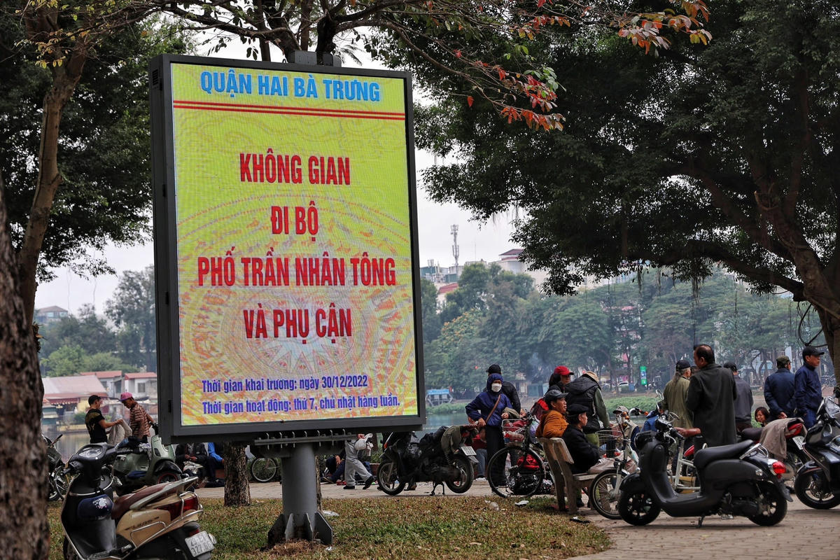 Giai đoạn 2 sẽ được thực hiện sau khi tổng kết vận hành giai đoạn 1, nghiên cứu mở rộng hơn đối với các đoạn tuyến phố xung quanh hồ Thiền Quang (phố Quang Trung, phố Nguyễn Du, phố Trần Bình Trọng) và vùng phụ cận (kết nối các tuyến phố lân cận, các khu biểu diễn và các công trình kiến trúc nổi bật).