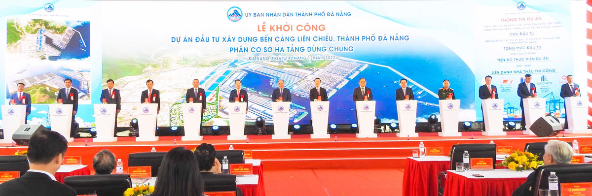 Chủ tịch nước Nguyễn Xuân Phúc; Thường trực Ban Bí thư Võ Văn Thưởng bắt tay chúc mừng lãnh đạo TP Đà Nẵng, đại diện đơn vị thi công và nhấn nút khởi công dự án. Ảnh: Thanh Tùng.
