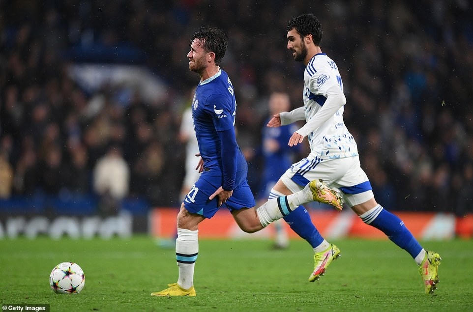 Chelsea chịu tổn thất lớn khi Ben Chilwell ôm vào gân kheo với khuôn mặt nhăn nhó (ảnh: Getty).
