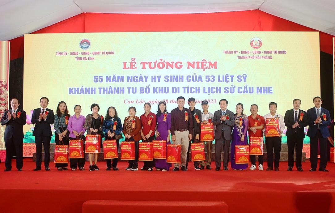 Lãnh đạo Đảng và Nhà nước trao tặng các phần quà cho thân nhân các gia đình liệt sĩ.
