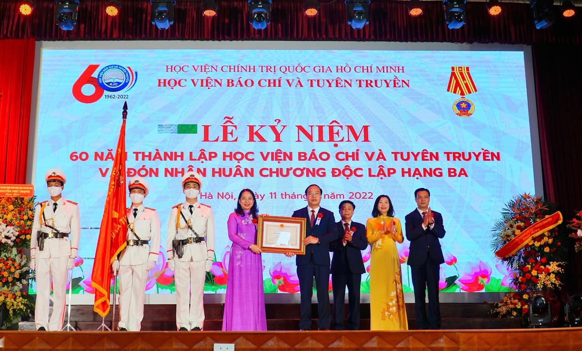 Phó Chủ tịch nước Võ Thị Ánh Xuân đã trao Huân chương Độc lập hạng Ba cho Học viện Báo chí và Tuyên truyền.