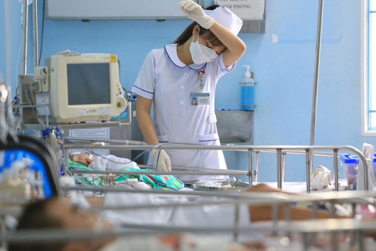 Áp lực công việc lớn trong khi tiền lương nhận về chưa tương xứng khiến nhiều công chức, viên chức ngành y “nhảy” việc.