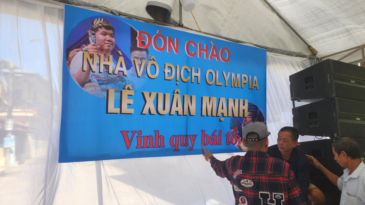 Phông nền được chuẩn bị sẵn, mừng quán quân về quê.