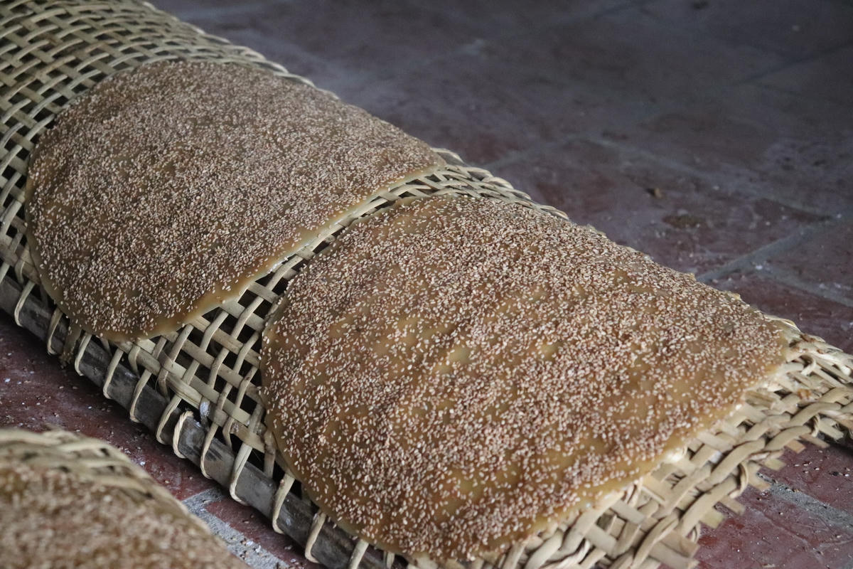 Để có một chiếc bánh đa ngon, người dân làng Đắc Châu phải sử dụng gạo có độ dẻo ít (gạo thường được dùng là Q5) để tráng bánh. Công đoạn tráng bánh khá quan trọng, bột phải được dàn đều để bánh có độ dày vừa phải, rồi rắc lớp vừng đều trên mặt bánh.