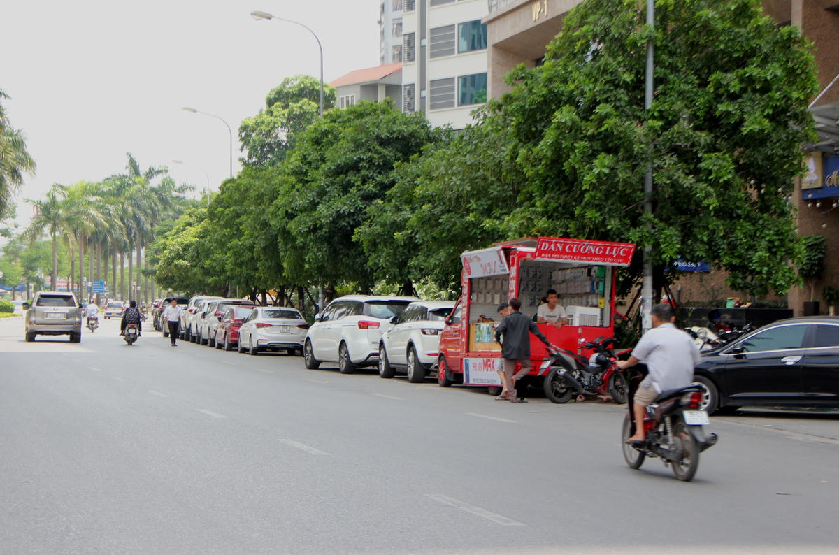 Quận Nam Từ Liêm: Bất chấp biển cấm, xe ô tô vẫn đỗ dưới lòng đường, vỉa hè