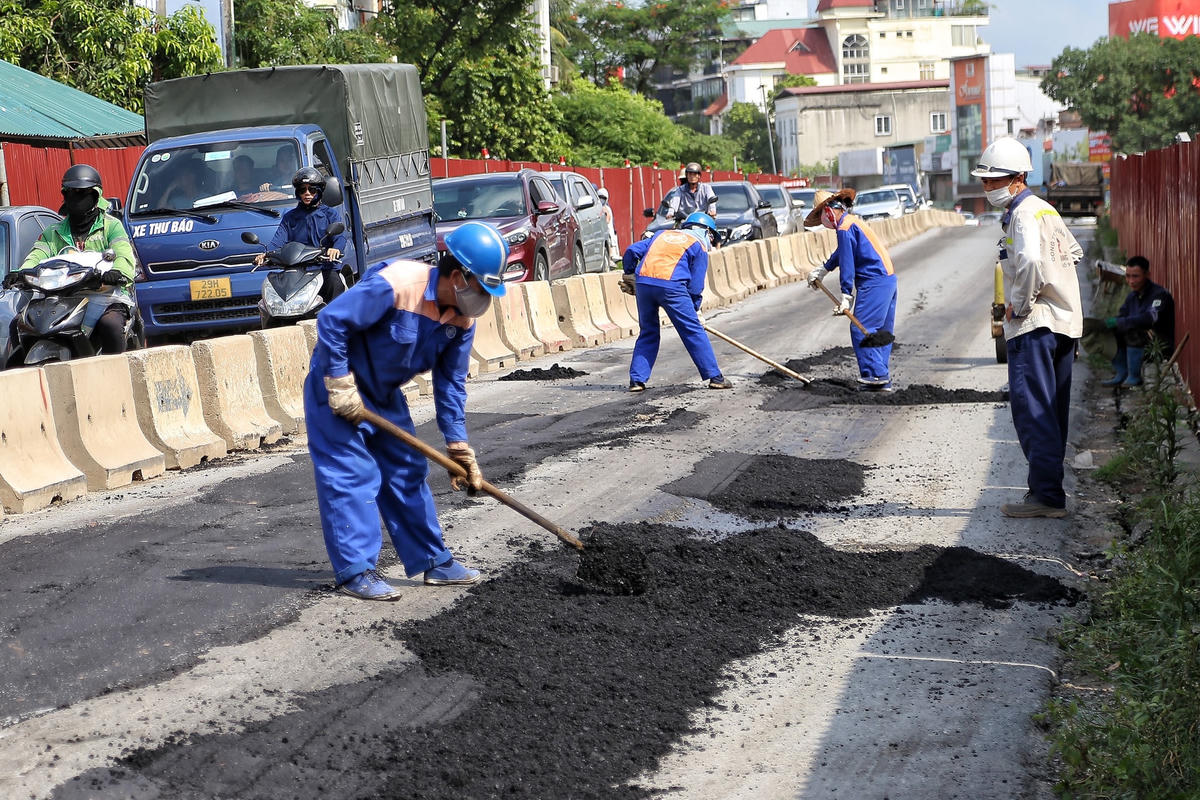  Ban quản lý dự án đầu tư xây dựng công trình giao thông TP Hà Nội cho biết, theo phương án thi công được duyệt cũng như quyết định cấp phép phân luồng giao thông của Sở GTVT Hà Nội vừa triển khai ép cừ larsen hai bên đê để thi công đê bê tông và tường chắn giao thông vừa đảm bảo giao thông đi lại hai chiều bình thường của tuyến đê. Ngoài ra tuyến đường đê còn phục vụ vận chuyển vật tư thiết bị tải trọng nặng (xe cẩu, xe bê tông, ép cừ…) đến để thi công. Với mật độ giao thông và tải trọng xe nặng, đóng cừ rút cừ cộng thêm tình trạng mưa lớn nhiều ngày thì những vị trí nền đê yếu sẽ bị xuất hiện các vết nứt trên đường. 