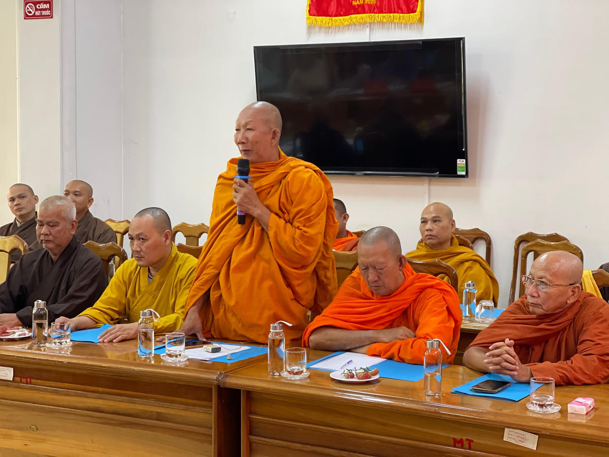 Hoà thượng Chau Sơn Hy - Phó trưởng Ban trị sự Giáo hội Phật giáo Việt Nam tỉnh phát biểu tại hội nghị.