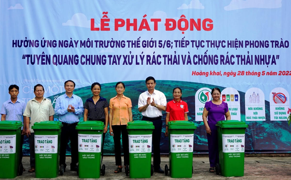 Lãnh đạo Sở Tài nguyên và Môi trường và huyện Yên Sơn trao tặng thùng rác cho các tổ tự quản.