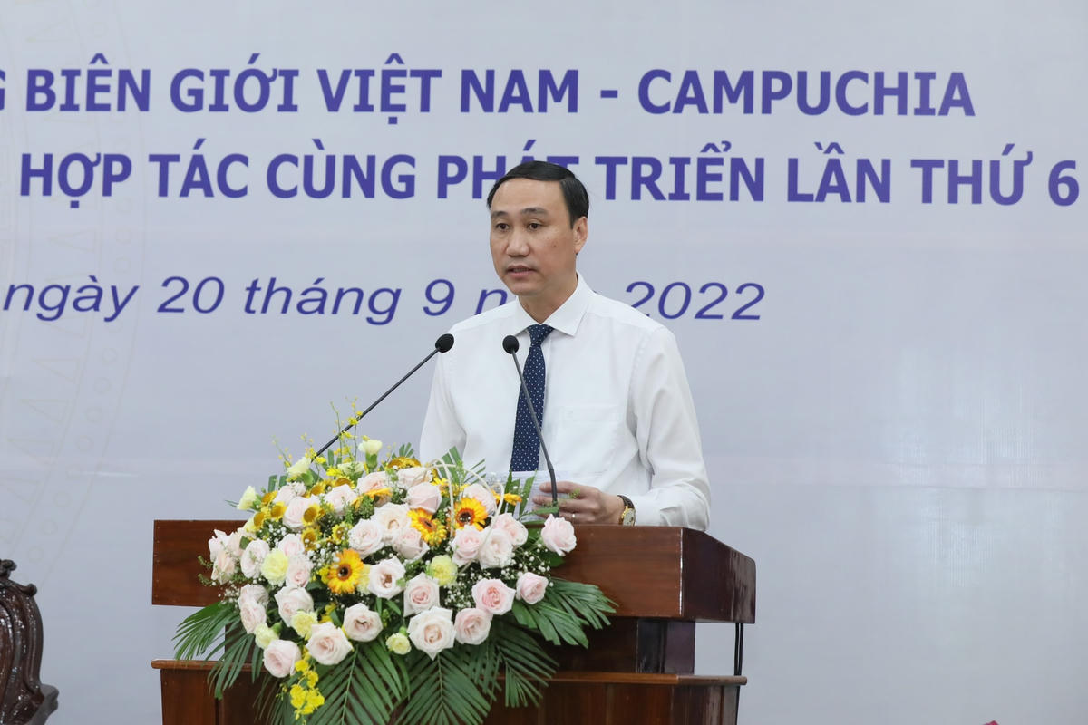 Phó Chủ tịch Ủy ban Trung ương MTTQ Việt Nam Phùng Khánh Tài trình bày báo cáo tại Hội nghị 