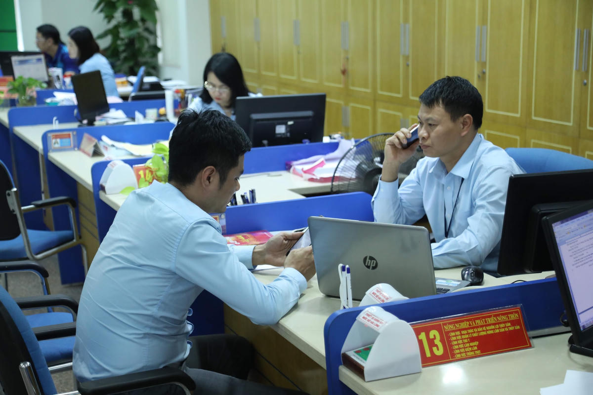 Tăng lương là một trong những giải pháp để “giữ chân” cán bộ, công chức trong cơ quan nhà nước. Ảnh: Quang Vinh.