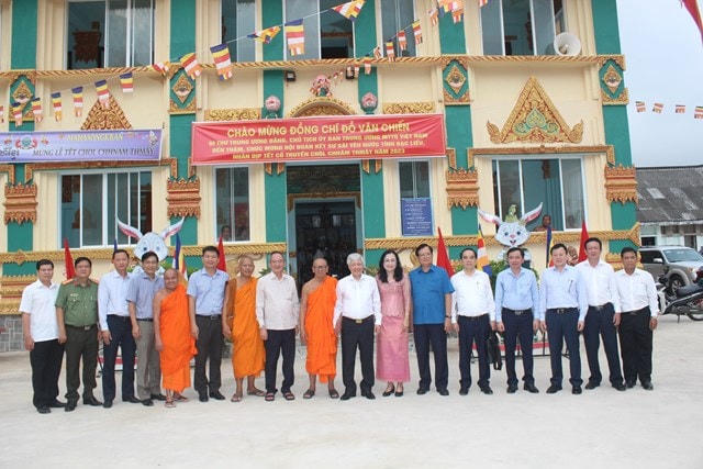 Chủ tịch Đỗ Văn Chiến chụp ảnh lưu niệm cùng lãnh đạo tỉnh Bạc Liêu và các vị sư tại chùa Ghositaram.