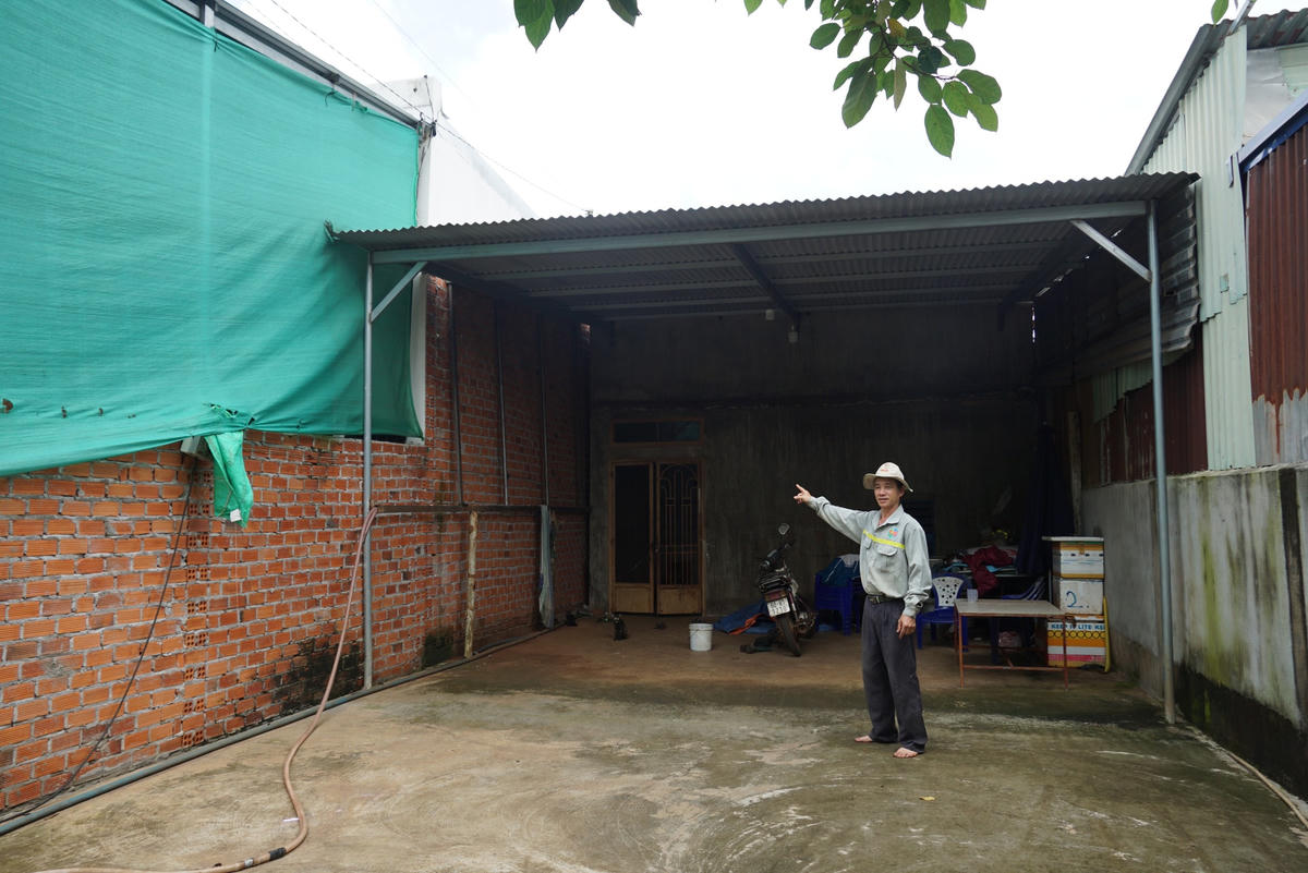 Ông Vũ Đình Khiêu chỉ vào căn nhà sập xệ, xuống cấp nhưng không thể xây dựng. Ảnh: Mạnh Thìn.