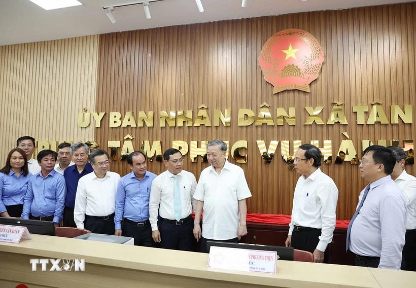 Tổng Bí thư Tô Lâm thăm Trung tâm dịch vụ hành chính công tại xã Tân Vĩnh Lộc, Thành phố Hồ Chí Minh. (Ảnh: Thống Nhất/TTXVN)