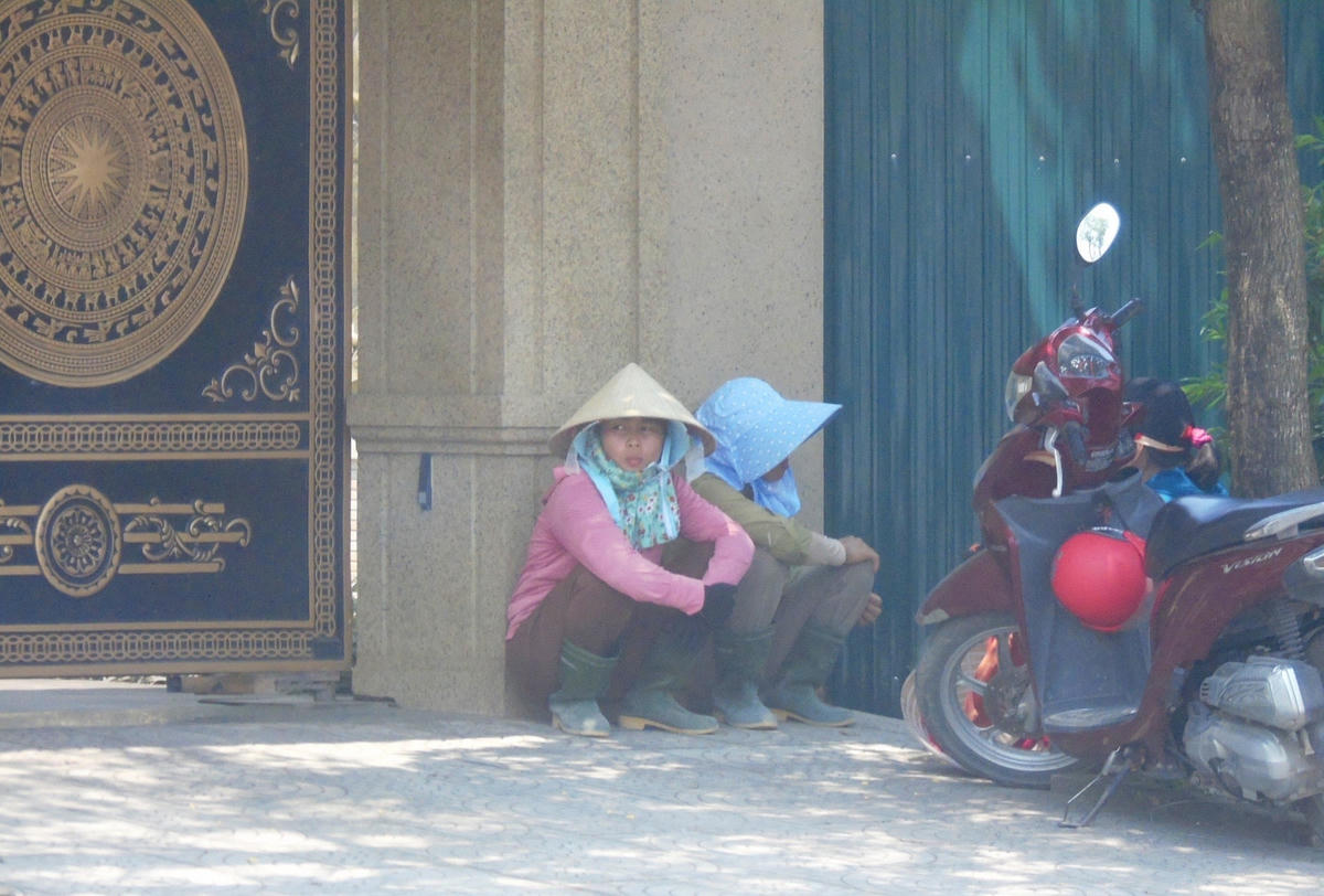 Những người lao động vẫn tìm bóng cây để tránh trú nắng trước khi di chuyển về nơi nghỉ trưa.