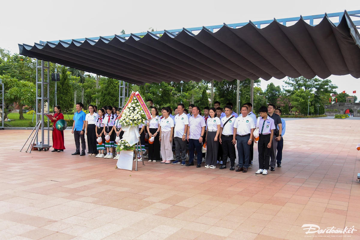 Trong khuôn khổ chương trình, đoàn đã đến dâng hoa, dâng hương viếng Anh hùng liệt sĩ tại Khu di tích lịch sử Quốc gia đặc biệt Thành Cổ Quảng Trị. Ảnh: Đỗ Văn.