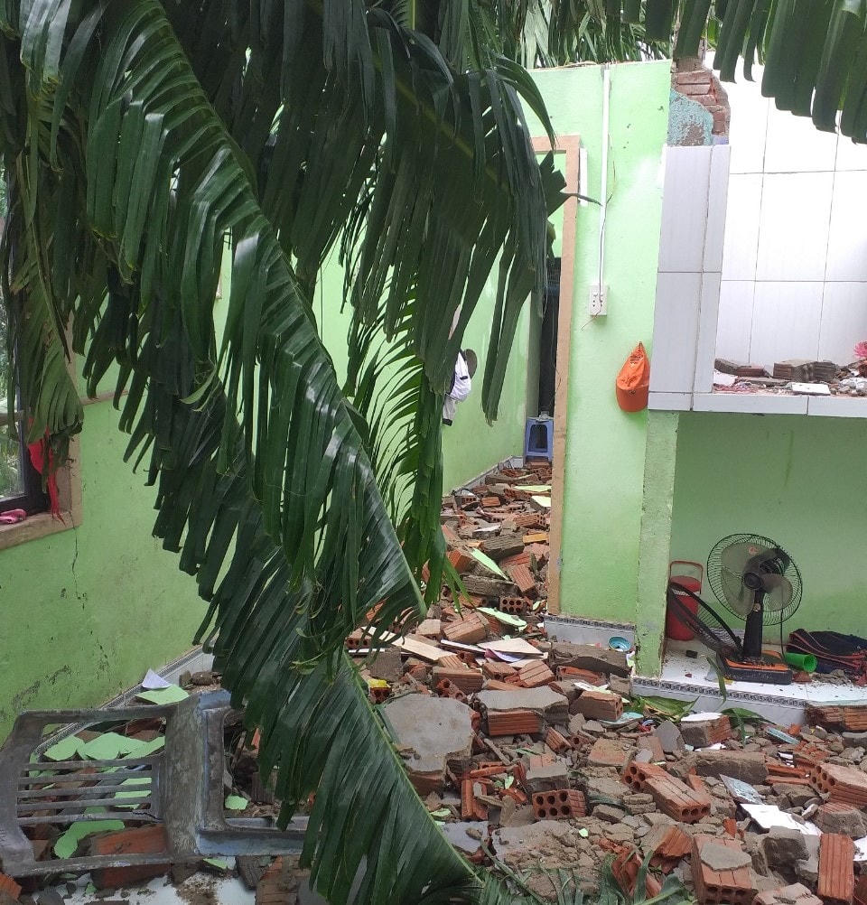 Gạch, ngói nằm ngổn ngang trong nhà ông Vinh.