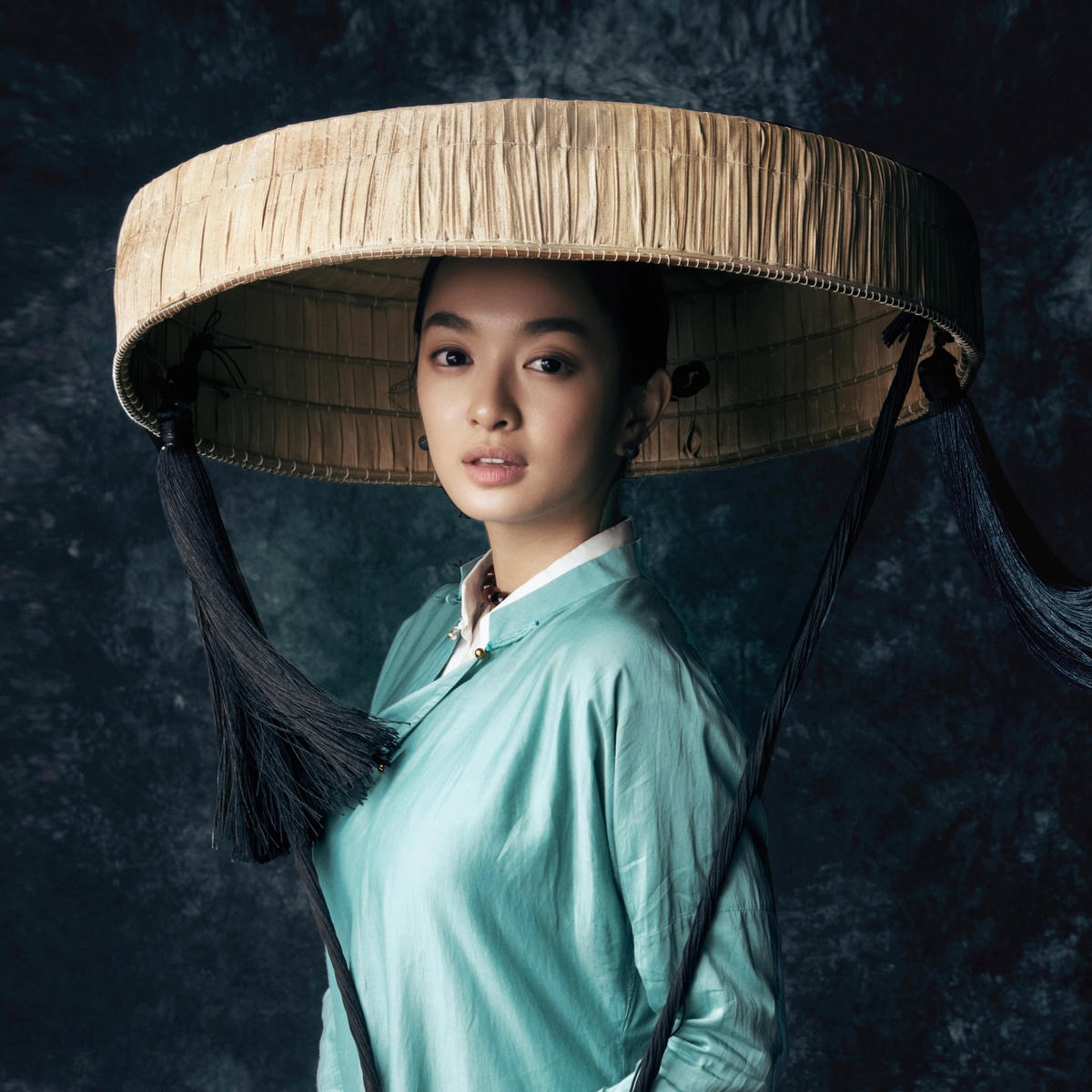 Kaity Nguyễn thủ vai vợ ba - diễn xuất của cô được nhận xét trưởng thành hơn theo thời gian. 