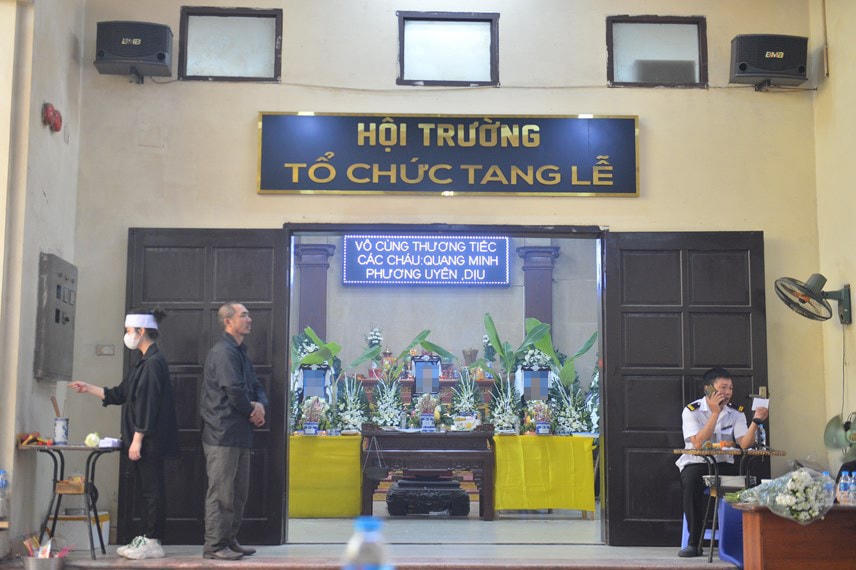 "Ông nội hai em sức khoẻ yếu lại bị huyết áp cao nên gia đình sợ ông sốc nặng. Tuy nhiên, việc này cũng không thể giấu mãi được nên gia đình cũng đã động viên tâm lý ông rồi nói cho ông biết. Bà nội trước đây cũng ở Hà Nội chăm 2 cháu nên đau đớn lắm", chị Đào chia sẻ.