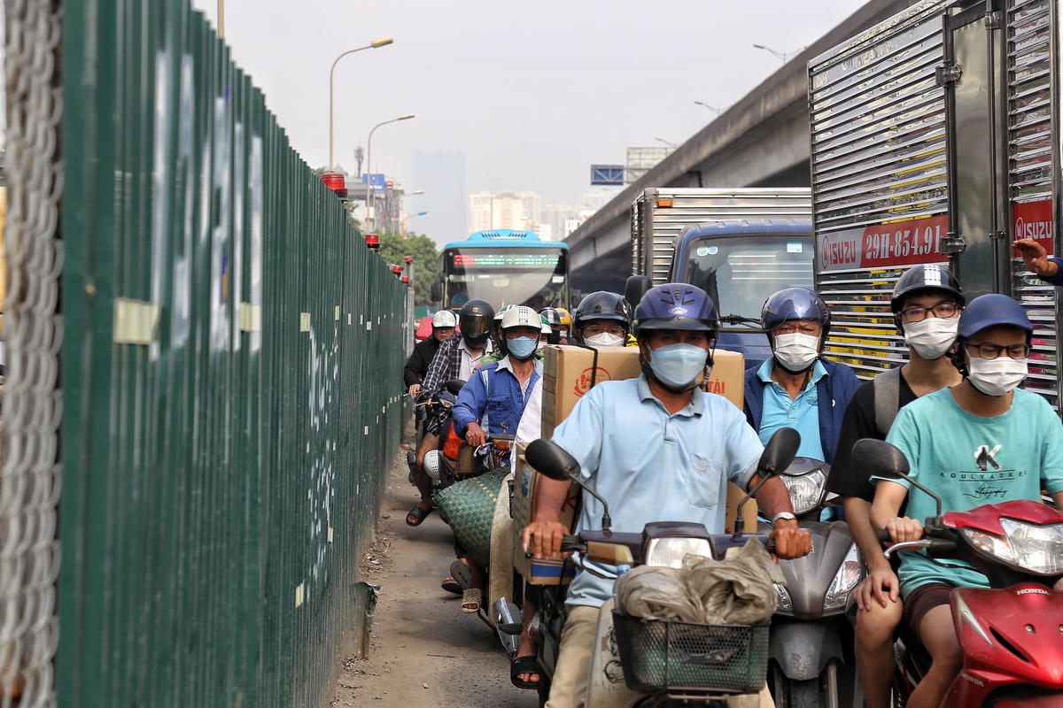 Các phương tiện phải nhích từng chút để di chuyển.