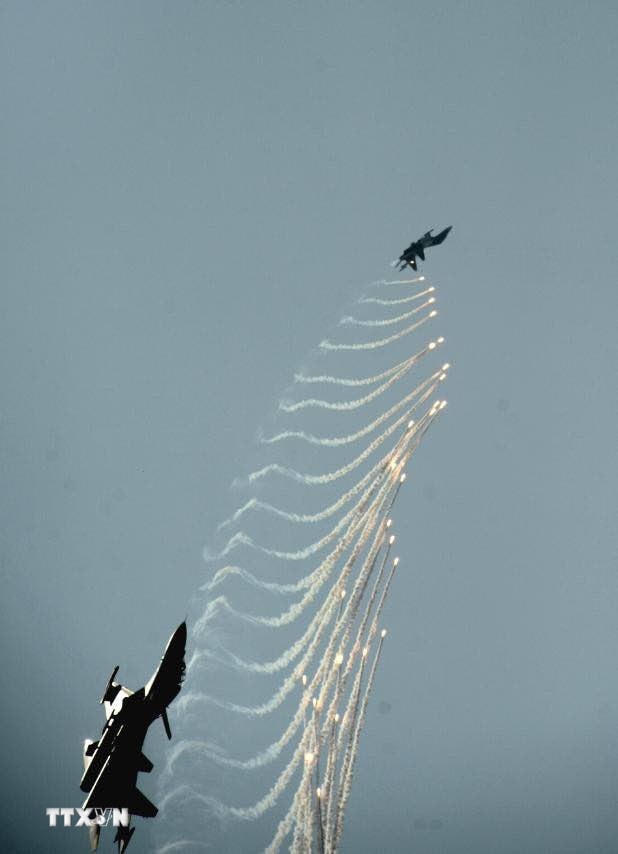 Màn trình diễn phun bẫy nhiệt của máy bay tiêm kích Su-30MK2 trên bầu trời Thành phố Hồ Chí Minh. (Ảnh: TTXVN)