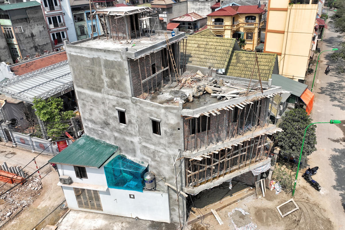 Vị trí căn nhà "siêu mỏng, siêu méo" này nằm tại ngách 42/197 Thịnh Liệt, quận Hoàng Mai, Hà Nội.
