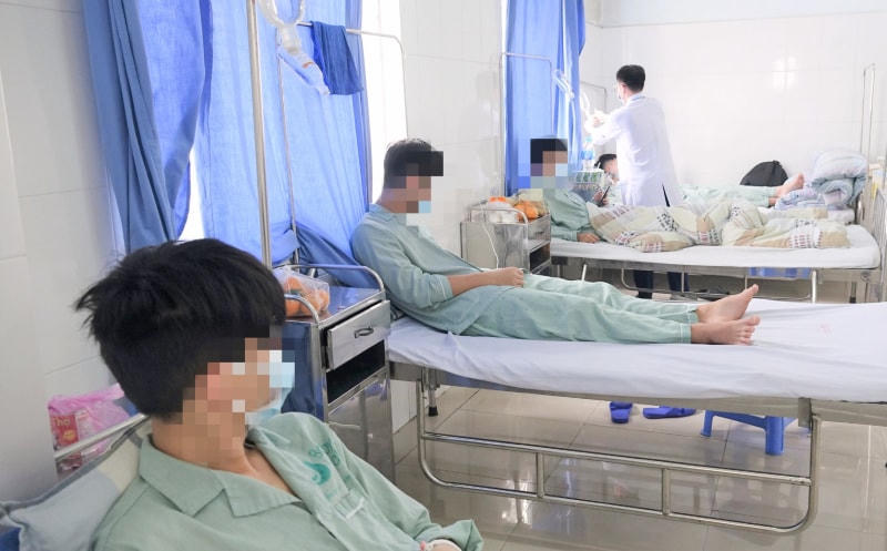 Các trường hợp bệnh nhân là học sinh nhập viện do ngộ độc nicotine sau khi hút thuốc lá điện tử.