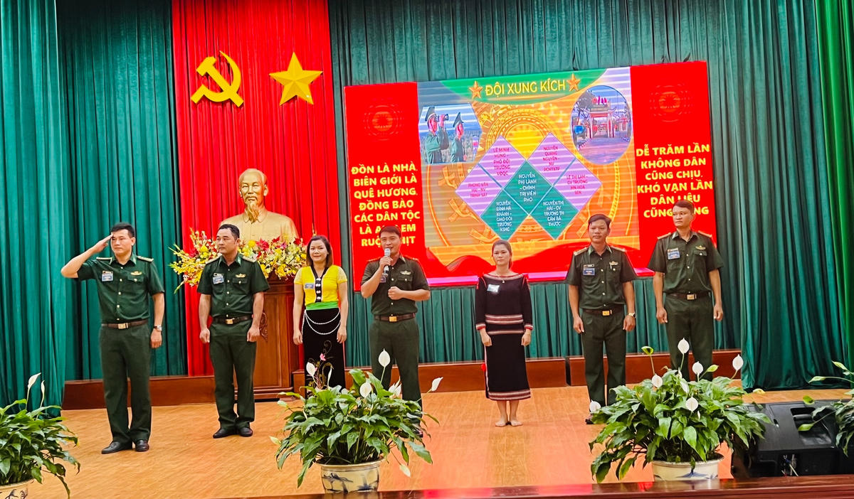 Đội xung kích Đồn Biên phòng Ea H' Leo đang thực hiện phần thi chào hỏi.