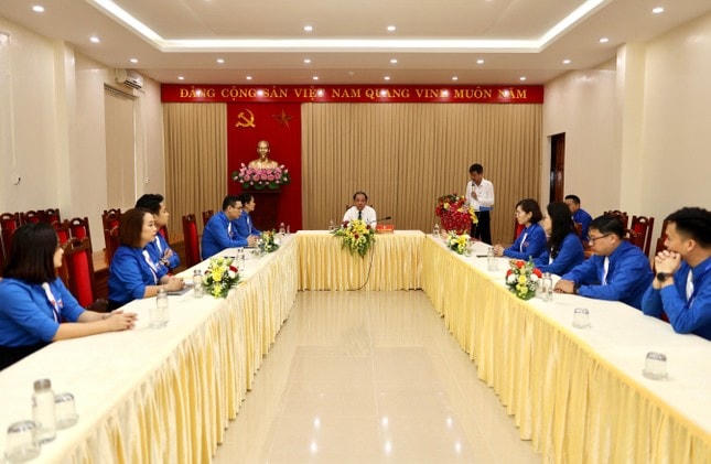 Tỉnh ủy Yên Bái công bố quyết định điều động phân công công tác mới cho chị Đoàn Thị Thanh Tâm. Ảnh: Như Ý.