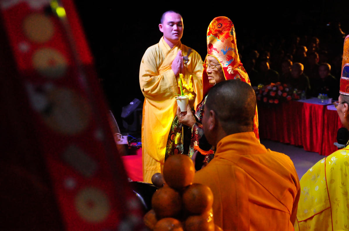 Ban tổ chức thực hiện cầu siêu anh linh các anh hùng liệt sĩ.