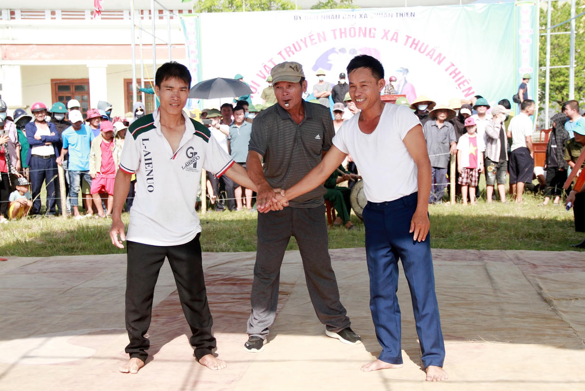Màn chào hỏi của các đô vật trước khi vào trận đấu.