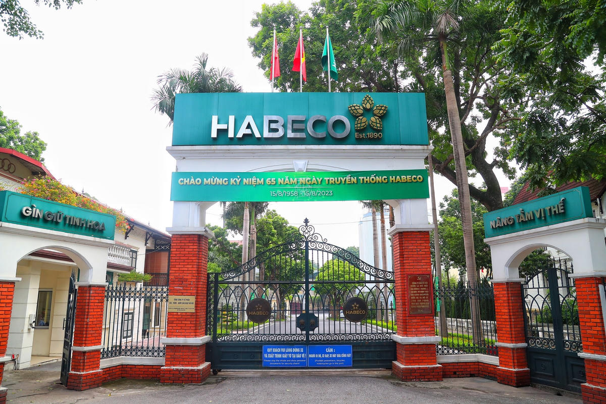 Nhà máy Bia Hà Nội - Tổng Công ty cổ phần Bia - rượu - nước giải khát Hà Nội (HABECO) tại 183 Hoàng Hoa Thám, Ba Đình có diện tích hơn 52.000 m2. 