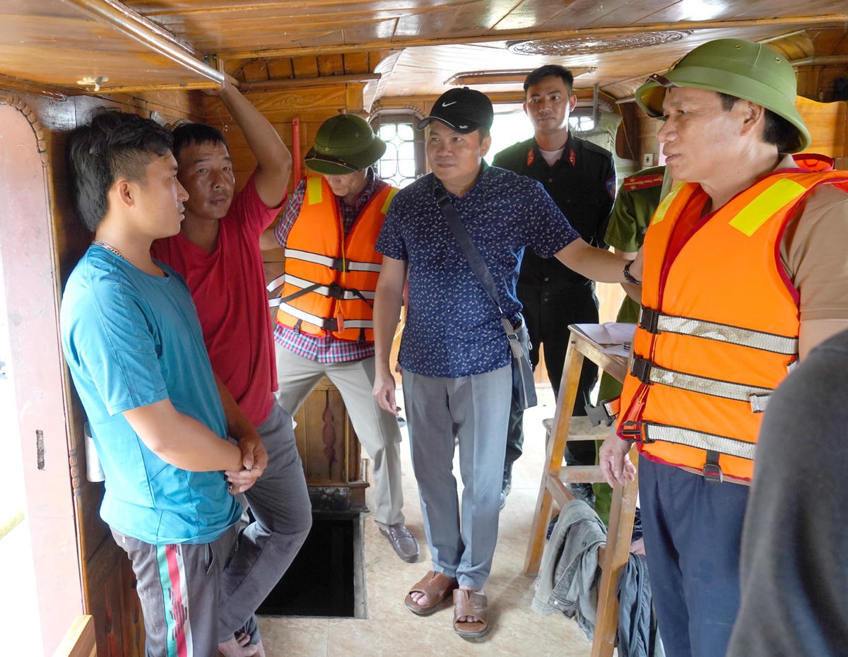 Đại tá Dương Văn Tiến, Phó Giám đốc Công an tỉnh Thanh Hóa trực tiếp chỉ đạo vụ bắt 5 thuyền cát tặc.
