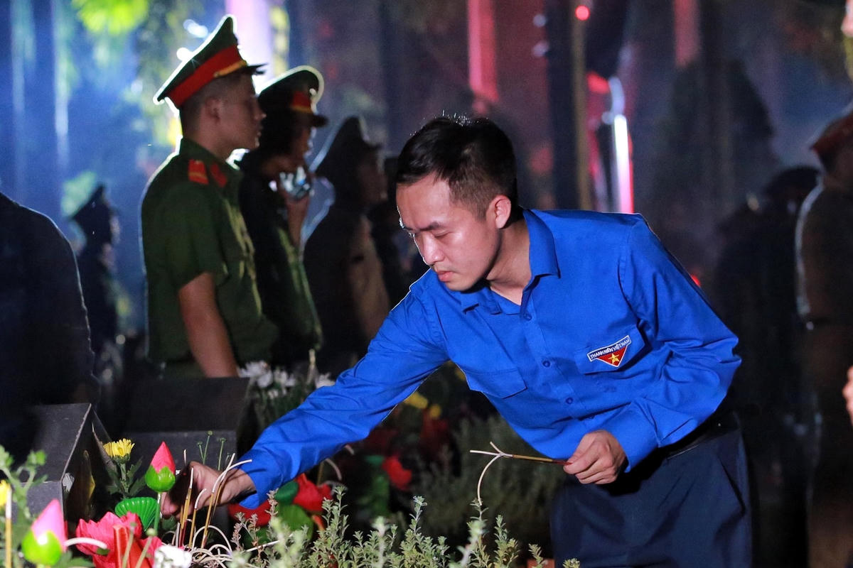 Thắp sáng hàng nghìn ánh nến tri ân các Anh hùng - Liệt sĩ