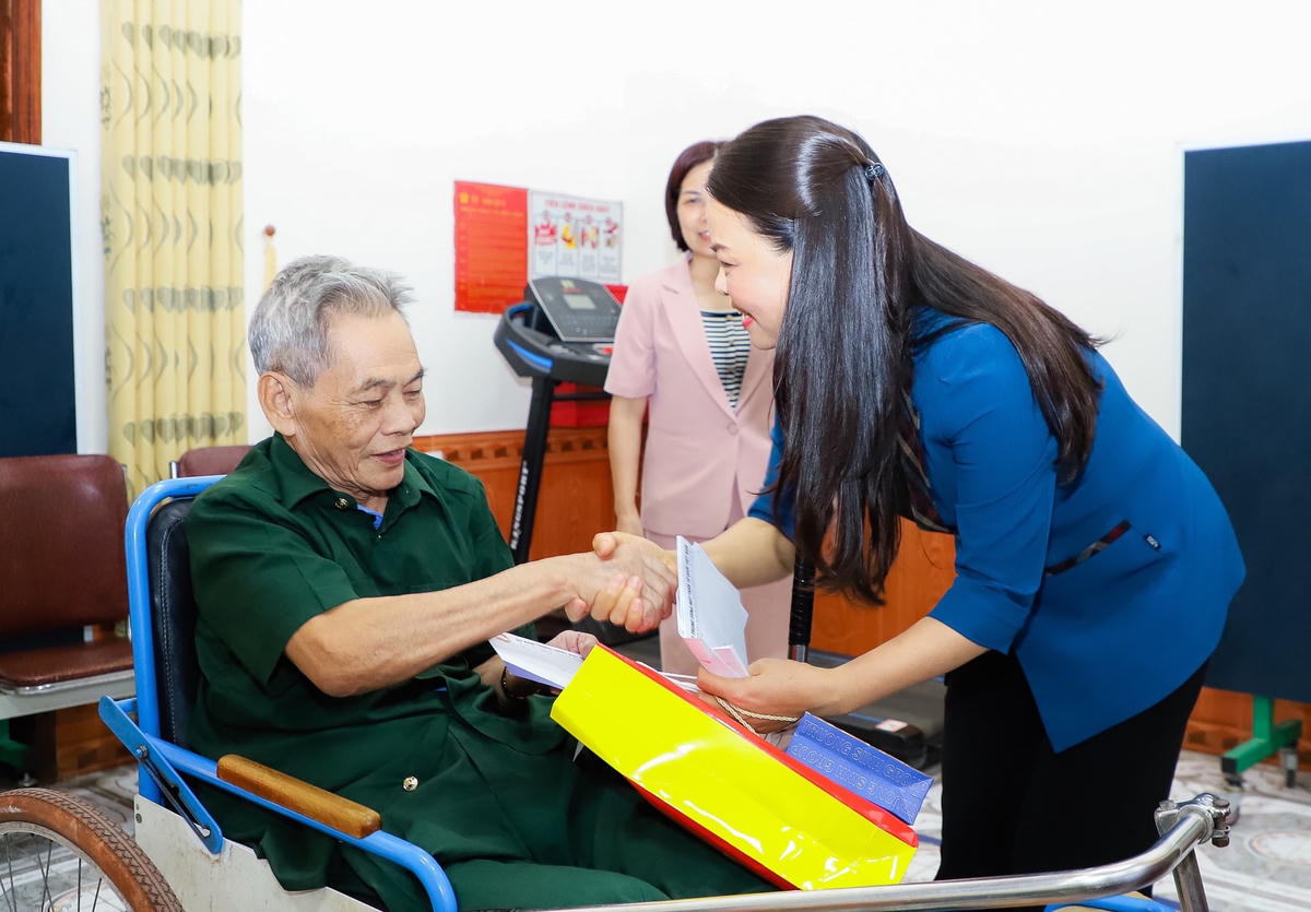 Ủy viên Trung ương Đảng, Phó Chủ tịch - Tổng Thư ký UBTƯ MTTQ Việt Nam Nguyễn Thị Thu Hà thăm, tặng quà tại Trung tâm Điều dưỡng thương binh Nghệ An. Ảnh: Điền Bắc.