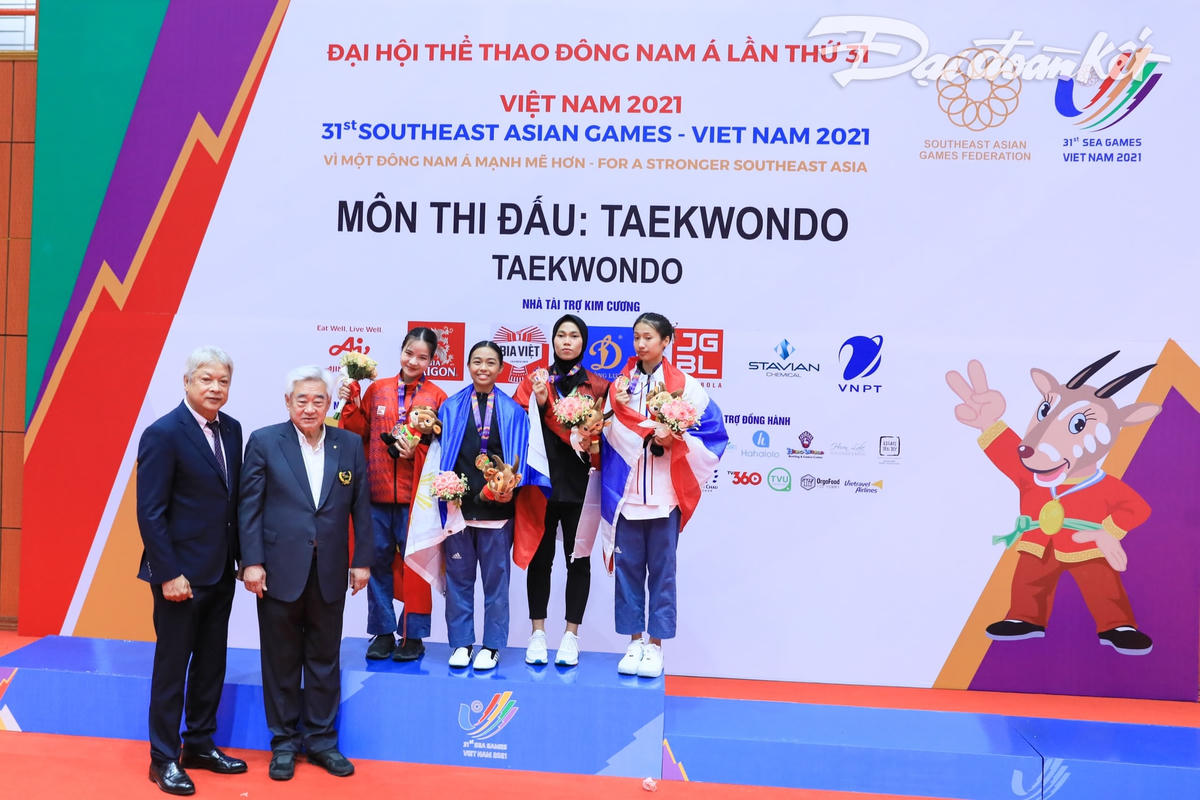 Hình ảnh các vận động viên Taekwondo nhận huy chương tại SEA Games 31.
