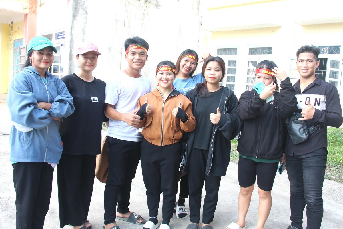 CĐV hào hứng trước khi vào SVĐ Tam Kỳ.