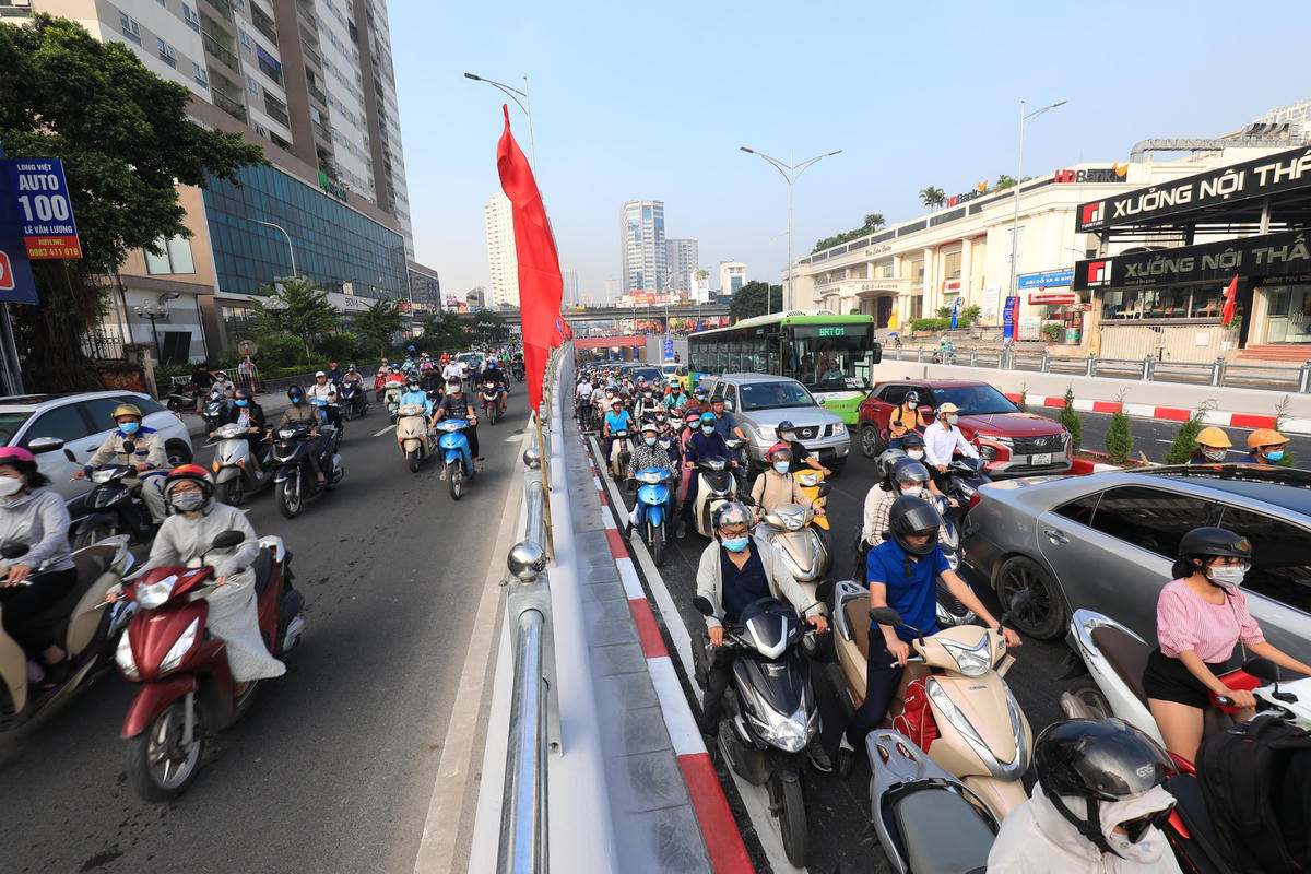Việc không tuân thủ quy tắc giao thông, đi sai làn đường theo kiểu “điền vào chỗ trống” khiến cho nhiều đoạn, nút giao trở thành điểm nghẽn giao thông, nhất là trong giờ cao điểm. Ảnh: Lê Khánh.  