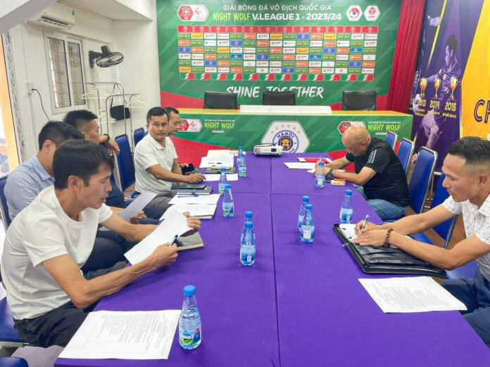 BTC sân Hàng Đẫy họp triển khai công tác đảm bảo an ninh, an toàn trận Hà Nội - Hải Phòng. Ảnh: VPF.