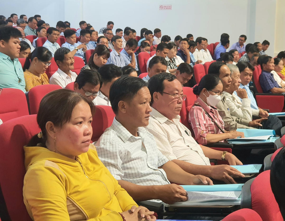 Cán bộ Mặt trận cơ sở tham gia buổi tập huấn.