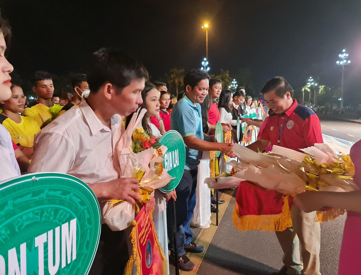 Lãnh đạo Tổng cục TDTT tặng hoa cho đơn vị tham gia hội thi.