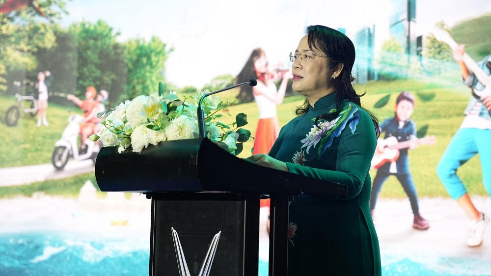 Bà Trần Kim Yến, Chủ tịch Ủy ban MTTQ Việt Nam TP Hồ Chí Minh phát biểu hưởng ứng.