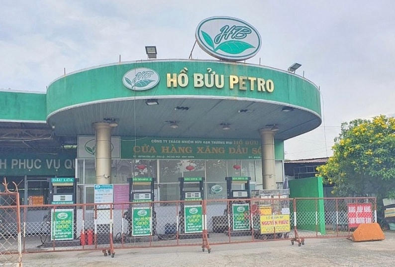 Một cửa hàng xăng dầu ở phường Phú Lợi, TP Thủ Dầu Một để bảng hết xăng, ngưng phục vụ (ảnh chụp chiều 3/10).