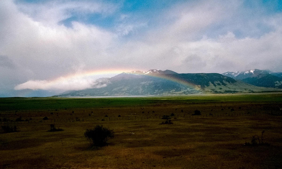 '"Vào một ngày yên tĩnh, tôi có thể nghe thấy tiếng thở của cô ấy" - Cầu vồng ở Patagonia, Chile hé lộ đường chân trời bằng ánh sáng trắng sau cơn mưa và một ngày dài đi bộ vào cuối buổi chiều.