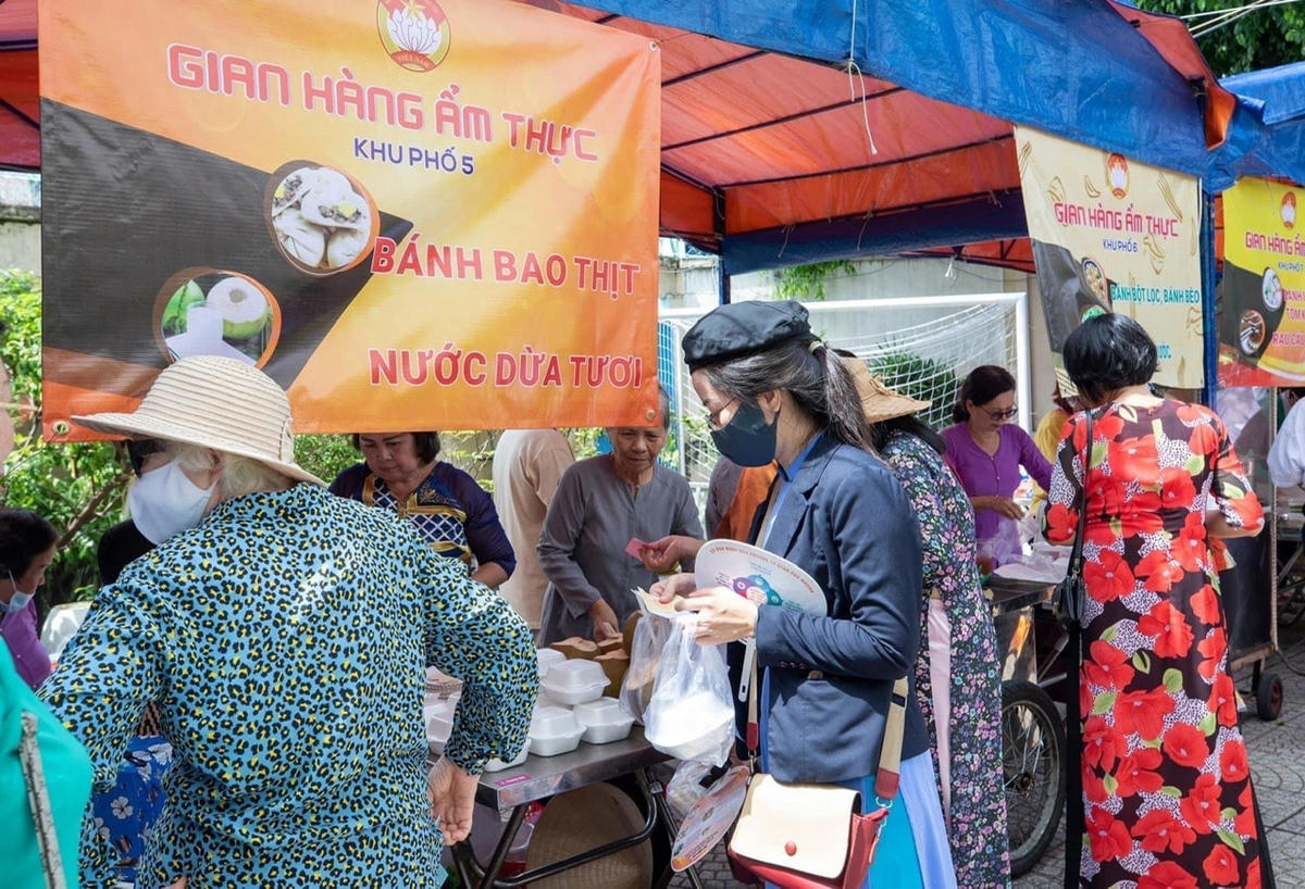 “Ngày hội đại đoàn kết toàn dân tộc” là dịp để người dân gặp gỡ, chia sẻ những vấn đề thiết thực trong cuộc sống.