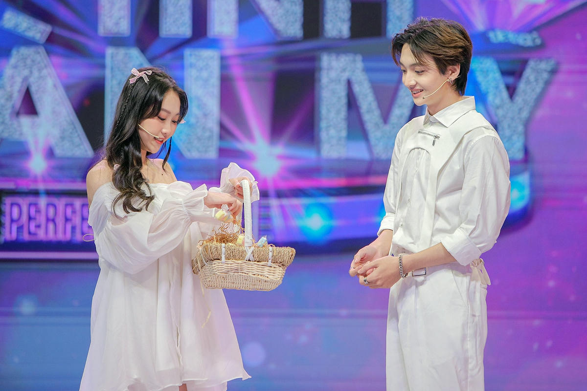 Đức Ứng mừng hụt khi được Thùy Tiên mời lên sân khấu. Ảnh: Perfect Universe.