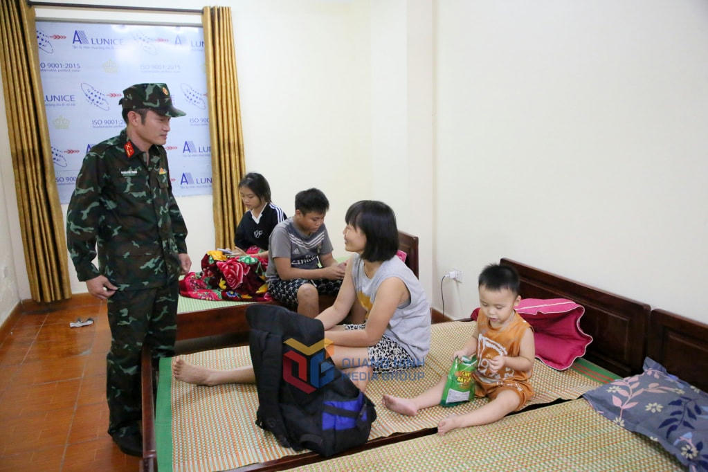 136 hộ dân với 400 nhân khẩu ở khu vực nguy hiểm đã được di dời đến nơi an toàn ngay trong đêm. Ảnh: QMG